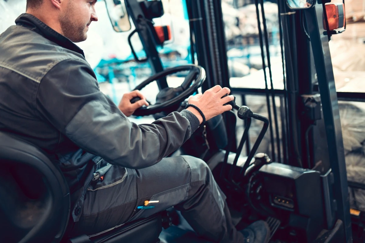 Jakie są objawy awarii układu hydraulicznego wózka?