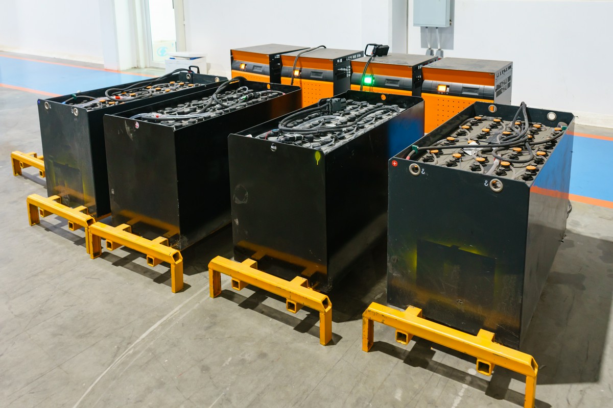 Jak bezpiecznie ładować akumulatory w pojazdach elektrycznych?